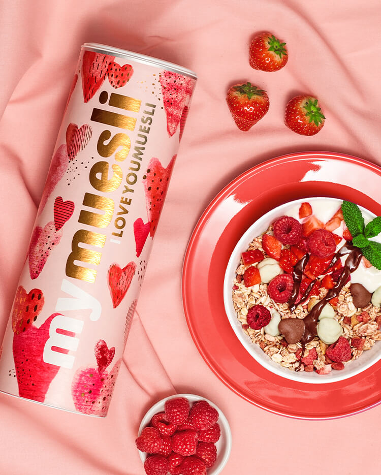 I love you Muesli und Mueslischale mit frischen Beeren