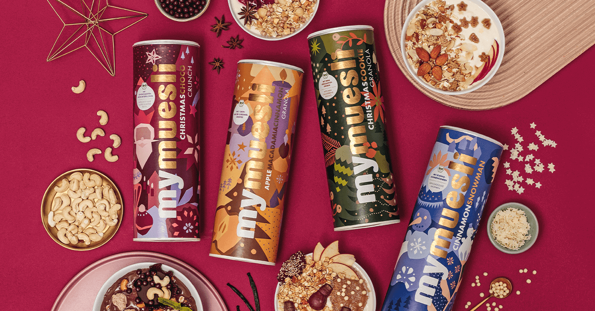 Vier mymuesli Weihnachtsmueslis in Dosen und winterliche Zutaten