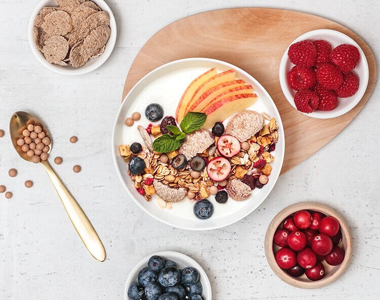 article1a-muesli-berry-salted-caramel.jpg Mueslischale mit verschiedenen Beeren