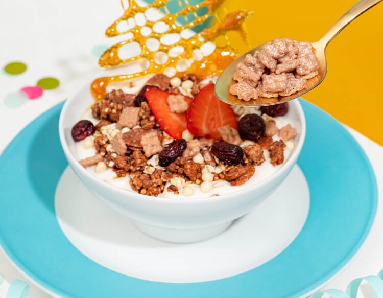article1a-muesli-jubilaeum.jpg Muesli mit Caramel und Erdbeeren on top