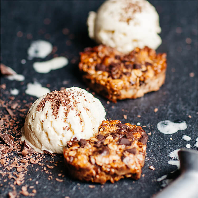 Müsliriegel als Dessert mit Vanilleeis