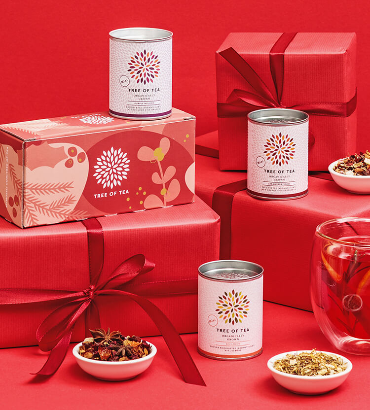 article3b-cosychristmas-set.jpg Tree of Tea Minis vor festlichem rotem Hintergrund
