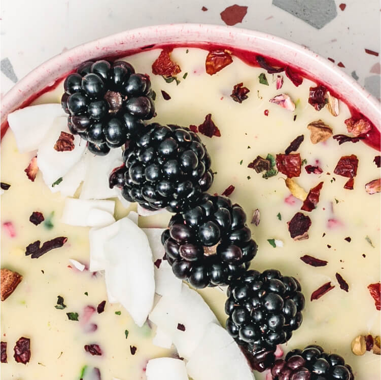 Smoothie Bowl mit frischen Brombeeren und Kokoschips