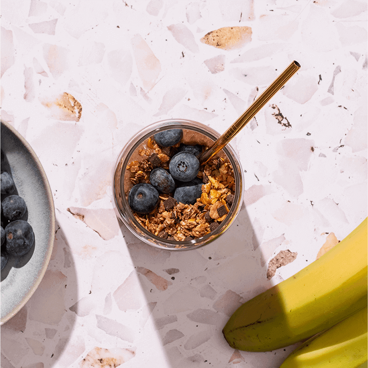 mymuesli Schoko Protein Shake mit 20% Protein Choco Crunch und Blaubeeren als Topping