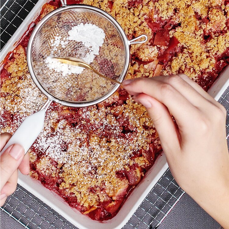 Mit Puderzucker den Kuchen verfeinern
