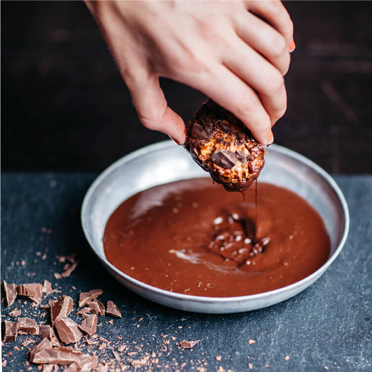 Müsliregel mit Schokoladen-Glasur