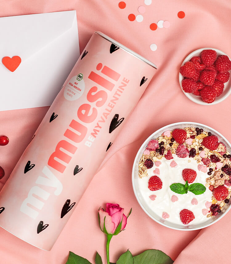 Be my Valentine Muesli mit Herzchen Design und Mueslischale mit Muesli und Beeren