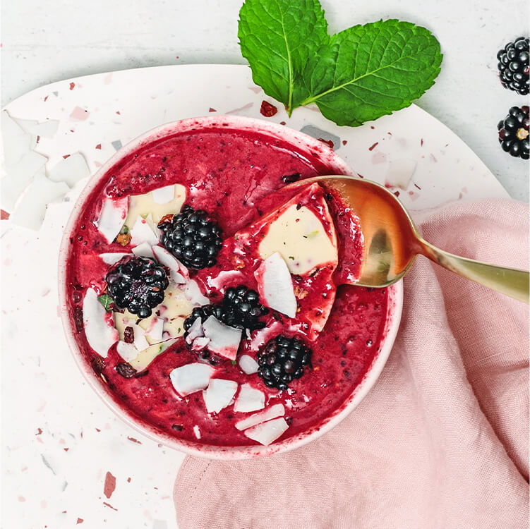 Smoothie Bowl mit Beeren