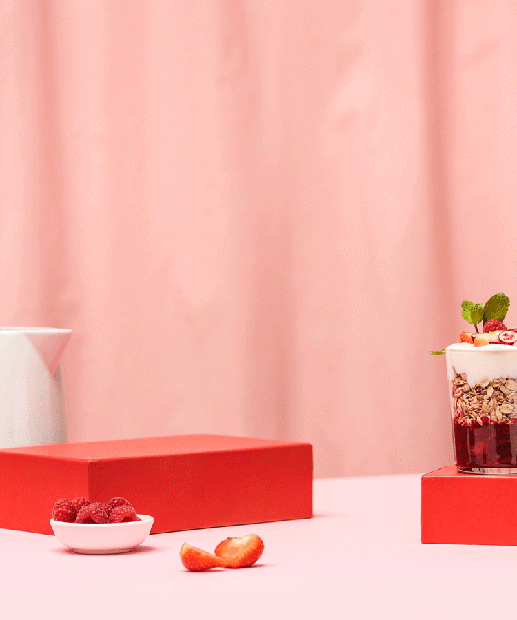 Mueslipaket mit zwei Mueslis mit Herzchen Design und einem rosegoldenem Loeffel