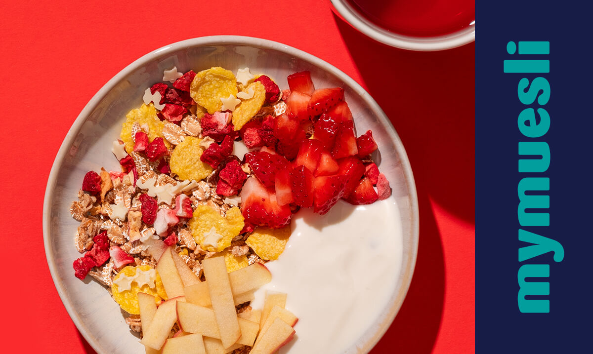 Mueslischale mit Aepfeln, Haferflocken und Erdbeeren