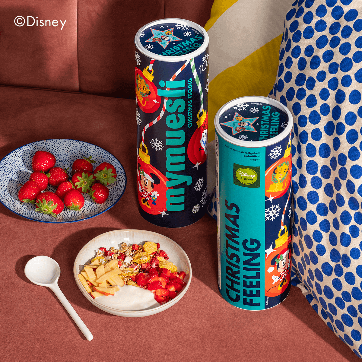 Zwei winterliche Mueslidosen im Disney Design mit Muesli und Erdbeeren