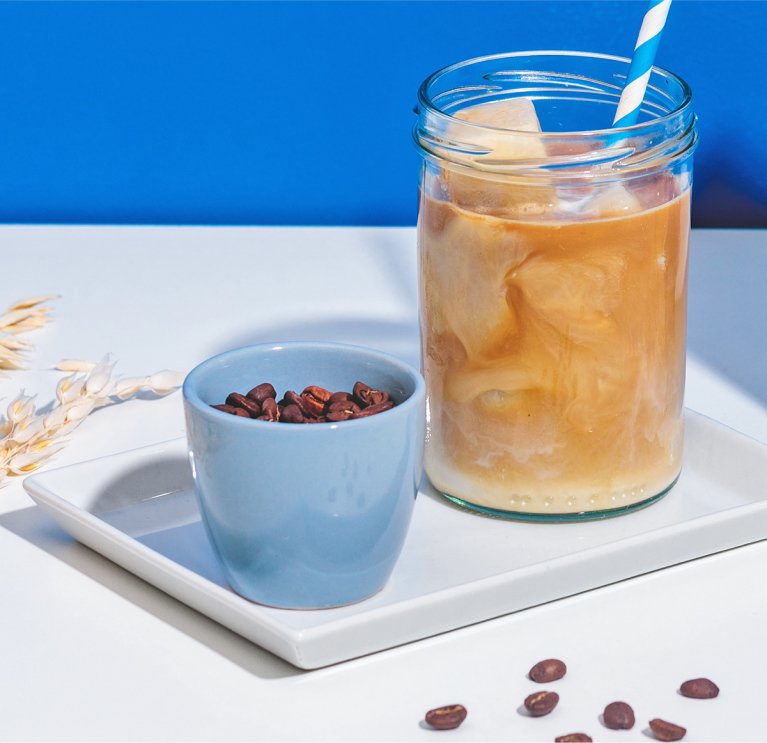 Eiskaffee mit leckeren Eiswürfeln aus Hafer Nilk