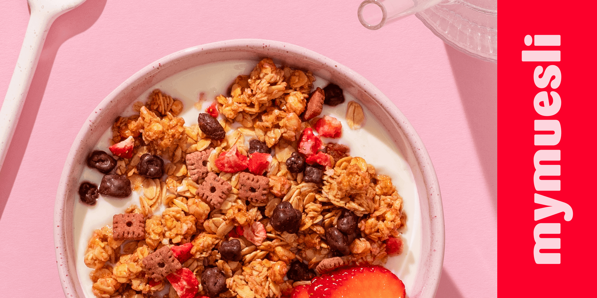 article02-strawberry-choco-crunchy-granola.png