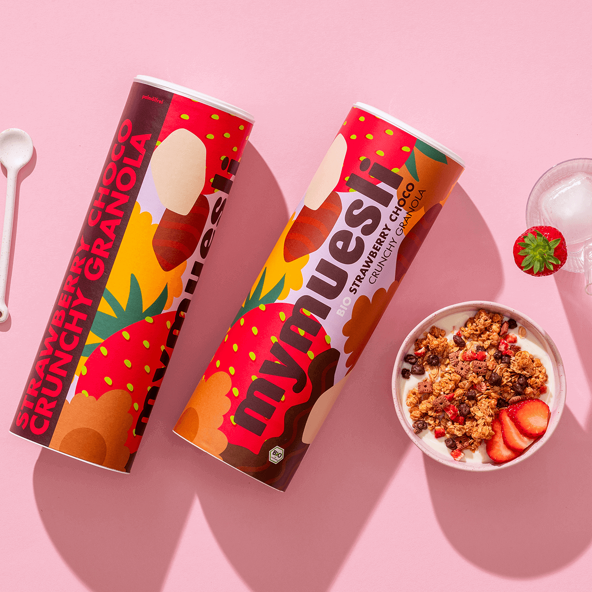 article01-strawberry-choco-crunchy-granola.png