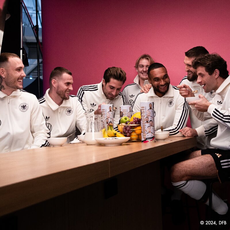 mymuesli x DFB Kollaboration: Das Team probiert ihr Team Müsli