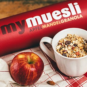 Für die Zubereitung des Apfelkuchens eignet sich unser knuspriges Apfel-Mandel-Granola, denn so bekommen wir leckere Streusel