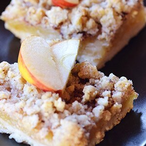 Frische Äpfel und buttrige Streusel
