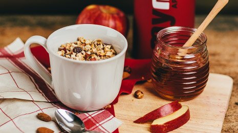 Apfel-Mandel-Granola mit Apfel-Zimt-Crunchy und Honig